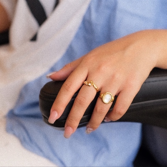 18K Gold Plated Mother of pearl tag Ring - Picture 6 of 9